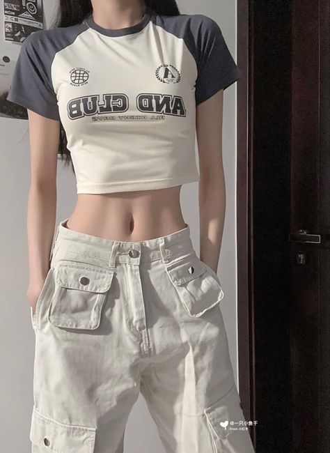 Waist Aethstetic, Douyin Body Type, Snatched Waist Aesthetic, Desi Fashion Casual, Korean Casual Outfits, Seductive Clothes, Easy Trendy Outfits, Cute Crop Tops, روتين العناية بالبشرة