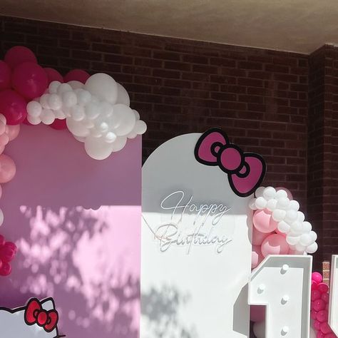 Party Rentals Event Decorations Balloons Backdrop on Instagram: "Hello Kitty 15th Birthday Balloons #quinceañera #quinceaños #hellokitty #hellokittybirthday #hellokittybackdrop #hellokittyballoon #15thbirthday #sweet15" Hello Kitty Birthday Party Ideas Decoration, Hello Kitty Backdrop, Balloons Backdrop, Kitty Birthday Party, Hello Kitty Birthday Party, Decorations Balloons, Round Balloons, Event Decorations, Kitty Party