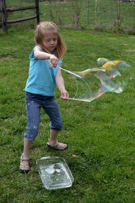 Come Together Kids: Really BIG Bubble Maker Bubble Crafts, Homemade Bubbles, Big Bubble, Bubble Fun, Giant Bubbles, Bubble Maker, Gross Motor Activities, Big Bubbles, Celebration Ideas