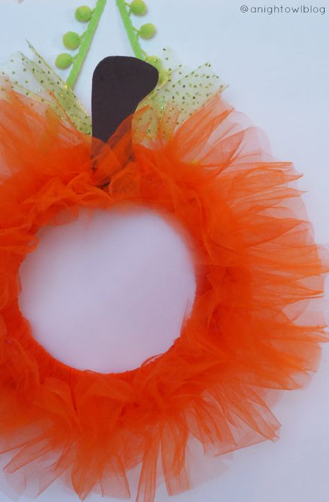 tulle pumpkin wreath tutorial Tulle Pumpkin, Pumpkin Wreath Tutorial, Tulle Projects, Tulle Wreaths, Tulle Crafts, Diy Tulle, Decorative Wreaths, Tulle Wreath, Door Hangings