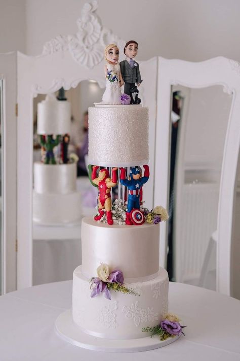 Half Marvel Wedding Cake, Avengers Wedding Cake, Marvel Wedding Ideas, Avenger Wedding, Marvel Wedding Cake, Marvel Cake Ideas, Marvel Wedding Theme, Superhero Wedding Theme, Marvel Cakes