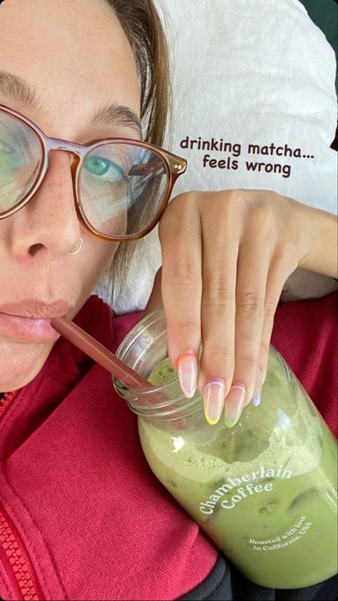 Matcha Emma Chamberlain, Emma Chamberlain Glasses, Emma Chamberlain Matcha, Emma Chamberlain Nails, Chamberlain Aesthetic, Chamberlain Coffee, Matcha Aesthetic, Lifestyle Aesthetic, Emma Chamberlain