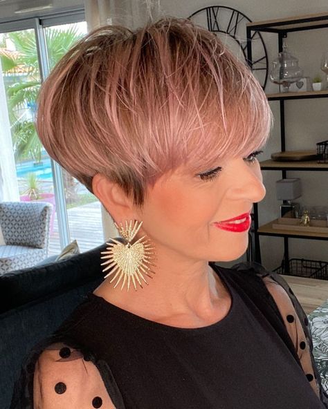 Older Woman with a Rode Gold Pixie Hairstyle Honey Blonde Hair Color, Short Hair Pixie Cuts, Honey Blonde Hair, Short Hair Balayage, Penteado Cabelo Curto, Short Pixie Haircuts, Haircuts For Fine Hair, Short Hair Haircuts, Short Hair With Layers