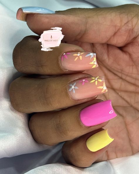 Pink And Yellow Easter Nails, Yellow Easter Nails, Nails Pastel Yellow, Spring Nails Pastel, Flowers Nails, Yellow Pastel, Gel Nails Diy, Builder Gel, Nails Diy