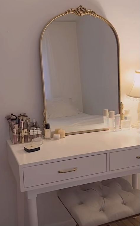 Simple Makeup Vanity Ideas, Chic Room Decor Classy, Room Inspo Classy, Beige Vanity Bedroom, Gold Vanity Aesthetic, Classy Vanity Ideas Bedroom, Adult Vanity Ideas, Makeup Nook Small Spaces, Simple Feminine Bedroom