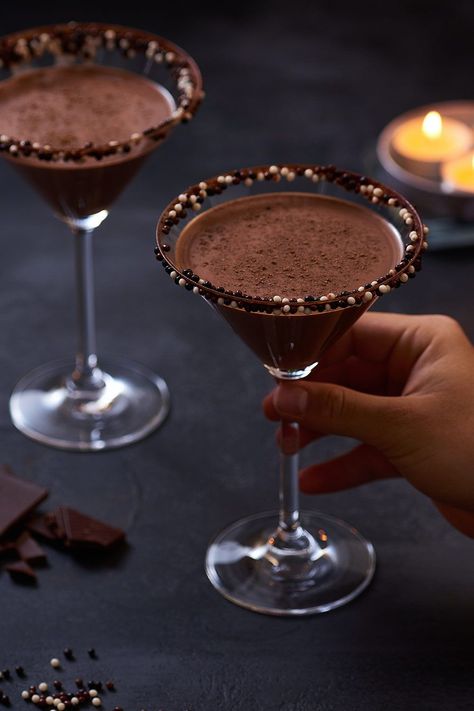 Peppermint Coffee Syrup, White Chocolate Martini Recipe, Chocolate Espresso Martini Recipe, Alcoholic Chocolate, Chocolate Espresso Martini, Chocolate Milk Mix, Chocolate Martini Recipe, Sweet Cocktail, Espresso Martini Recipe