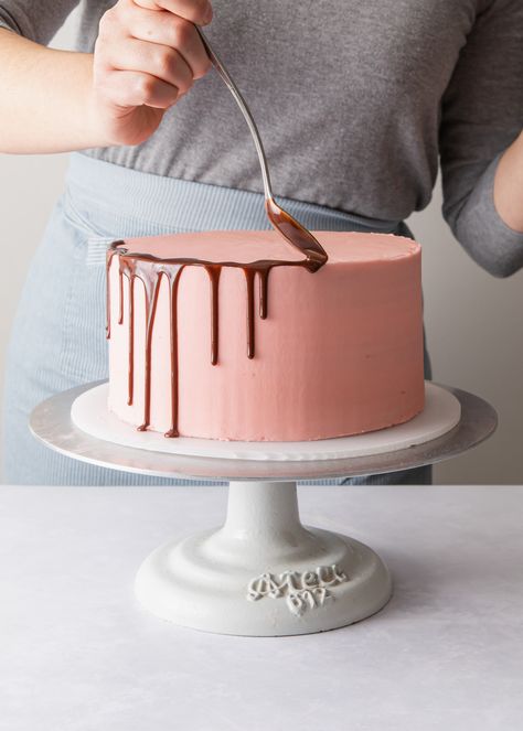 How to Make a Chocolate Drip Cake - Style Sweet Chocolate Dipped Strawberries Cake, Drippy Cakes, Red Birthday Cakes, Glaze For Cake, Cake Style, Chocolate Drip Cake, Drizzle Cake, Smooth Cake, Chocolate Cake Decoration