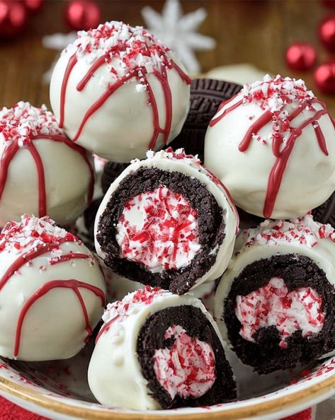 Indulge in these easy No-Bake Peppermint Oreo Truffles! Perfect for holiday treats, with a minty twist and creamy center. Ready in minutes! #Dessert #HolidayTreats #NoBake #OreoTruffles #Peppermint Peppermint Oreo Truffles, Quick Holiday Treats, Lemon Bar Cookies, No Bake Truffles, Oreo Cake Pops, Peppermint Truffles, Cakes Pretty, Peppermint Dessert, Oreo Truffles Recipe