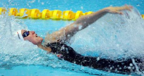 Backstroke swimming tips. To ensure you are squeezing the most out of your time in the pool here are a few tips for improving your backstroke technique. Swimming Backstroke, Backstroke Swimming, Swim Technique, Swimming Strokes, Swimming Women, Sport Pool, Weight Room, Swimming Tips, Fitness Facilities