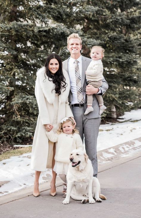 // c a r d Family Photo Outfits Winter, Christmas Pictures Outfits, Christmas Family Photoshoot, Happy New Year Gift, Fall Family Photo Outfits, Family Christmas Pictures, Merry Christmas Happy New Year, Rachel Parcell, Christmas Happy New Year