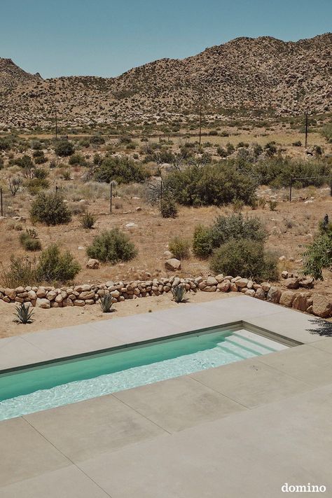 Desert Pool, Modern Desert Home, Cool Home Decor, Sawtooth Mountains, Desert Resort, Adobe Home, Outdoor Tub, Modern Desert, Adobe House