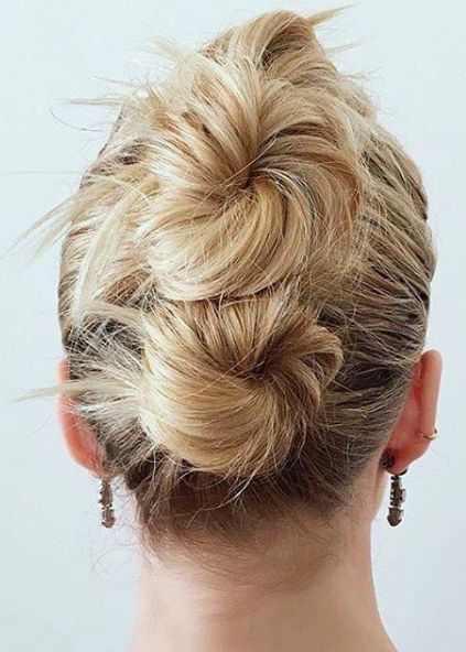 13 best updos for short hair: from three stacked buns to braids Chic Short Hair, Robin Wright, Short Brown Hair, Evan Rachel Wood, Olivia Holt, Very Short Hair, Short Wedding Hair, Michelle Williams, Penteado Cabelo Curto