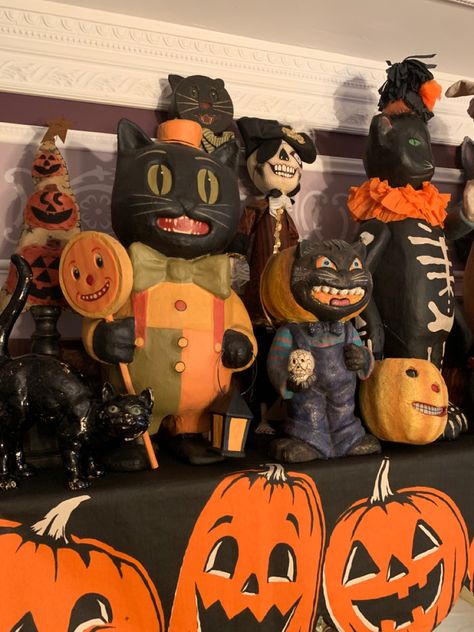 Kitsch Aesthetic, Paper Mache Halloween, Old Neon Signs, Vintage Halloween Decorations, Hallows Eve, Paper Mache, Spooky Halloween, Vintage Halloween, Favorite Holiday