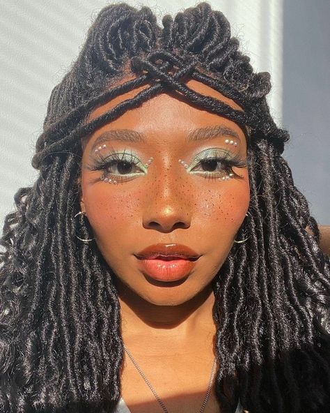 Afro Punk Makeup Black Women, Black Fairy Makeup, Brown Girls Makeup, Makeup For Black Skin, Brown Skin Makeup, Makeup Idea, Cool Makeup Looks, Ethereal Makeup, Green Makeup