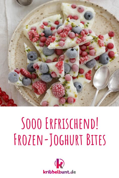 Dieser erfrischende Snack ist super schnell gemacht und eine gesündere Alternative zu süßer Eiscreme: Frozen Joghurt Bites mit Beeren. Außerdem lassen sich die Zutaten je nach Geschmack einfach abwandeln. 🥛🫐🍓 #sommer #snacks #frozenjoghurt #erfrischung #alternativezueis #healthy #beeren #rezept #selbermachen #kribbelbunt Healthy Breakfast Baking, Yogurt Bark Recipe, Frozen Yogurt Bark, Yogurt Bark, Diy Snacks, Frozen Yoghurt, Food Drink Photography, Food Trends, Fabulous Foods