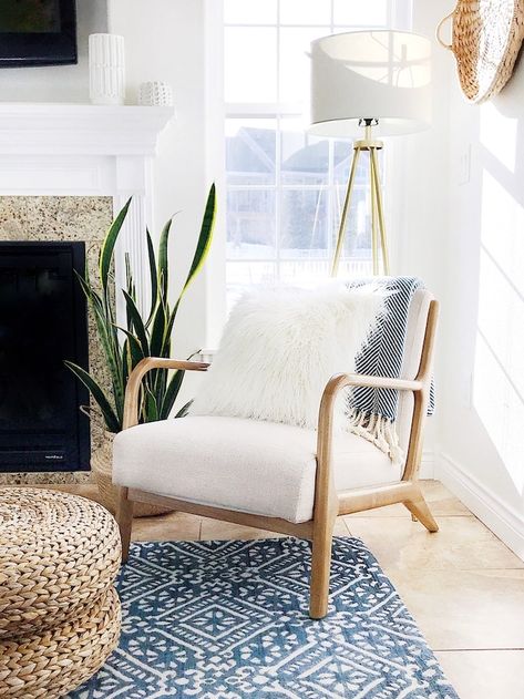 White Modern Living Room, Decorating With Blue And White, Decorating With Blue, Modern White Living Room, Hearth Room, Coastal Boho, Coastal Living Rooms, Living Room Accessories, California Coastal