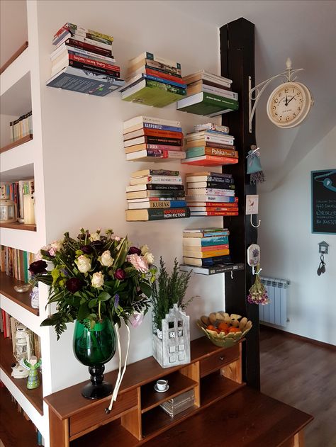 Bookshelves Aesthetic, Invisible Bookshelf, Minimalist Bookshelves, Floating Books, Floating Bookshelf, Floating Bookshelves, Metal Bookshelf, Wall Mounted Bookshelves, Metal Bookcase