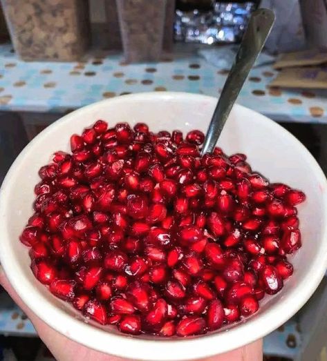 For Me the Purest form of love is when Someone Peels A Pomegranate For U❤ FavoRite❤❤ Peeled Pomegranate, Love Is When, Fruit Dip, Fruit Illustration, Women's Spurs, Pomegranate Seeds, Fruit Platter, Fruit Smoothie Recipes, Fruit Garden