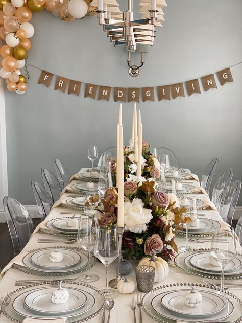 Neutral Friendsgiving tablescape. Follow on insta @TheSettingCollective Friendsgiving Buffet Table, Friendsgiving Table Set Up, Small Friendsgiving Ideas, Friendsgiving Black People, Simple Friendsgiving Decor, Friends Giving Decor, Friendsgiving Centerpieces, Friendsgiving Decorations Dinner Parties, Friendsgiving Aesthetic Table