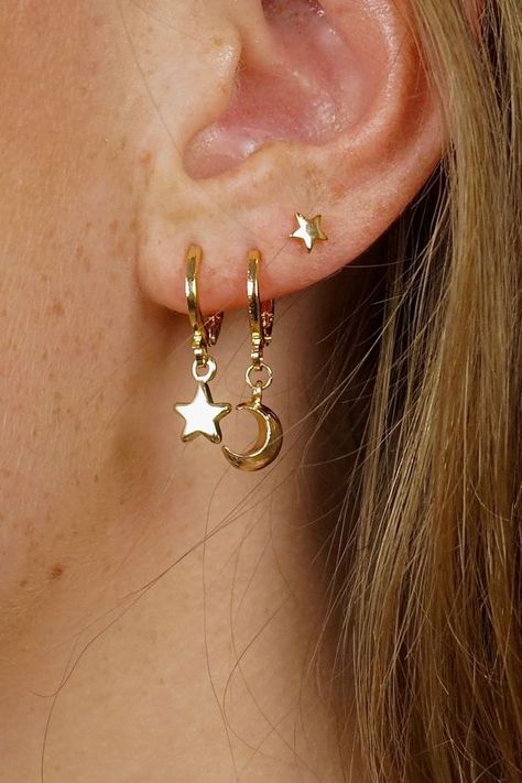 A variety of earrings enrich your daily life Simple earrings in your life Small Gold Hoop Earrings, Dermal Piercing, Bar Stud Earrings, Winter Trends, Opal Earrings, Girly Jewelry, Purple Wedding, Simple Earrings, Pretty Jewellery