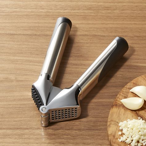 OXOSSGarlicPressSHF16 Modern Kitchen Gadgets, Garlic Presser, Modern Fruit Bowl, Kitchen Essentials List, Kitchen Decor Collections, Safe Kitchen, Garlic Mincer, Garlic Crusher, House Essentials