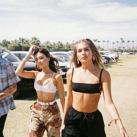 ⚠PINTEREST⚠ @nofeelings Bathing Suit Top And Baggy Jeans, Laid Back Festival Outfit, Govball Outfits, Mode Coachella, Foto Best Friend, Festival Inspo, Look Festival, Fest Outfits, Music Festival Outfits