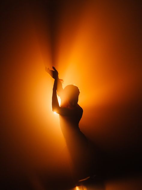 Dramatic Lighting, Orange Aesthetic, Arte Inspo, Cinematic Photography, Stage Lighting, Dark Photography, Dance Photography, Photography Inspo, Light Photography