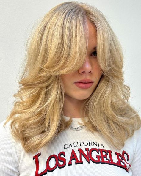 Medium Butterfly Haircut with Curtain Bangs Heavy Layers, Butterfly Hairstyle, Buttery Blonde, Butterfly Haircut, Vacation Hairstyles, Hair Tint, Bangs With Medium Hair, Hairstyles For Layered Hair, Haircuts For Medium Hair