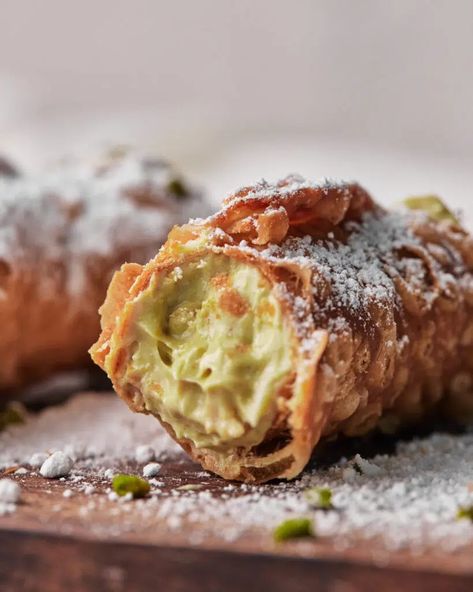 Pistachio Cream Bars, Pistachio Cannoli, Pistachio Filling, Homemade Cannoli, Cannoli Filling, Pistachio Dessert, Cannoli Shells, Cannoli Recipe, Homemade Fudge Recipes