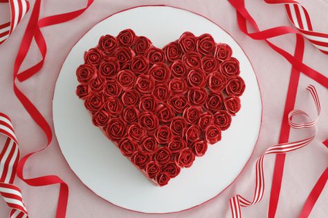 Heart Shaped Cake with Buttercream Roses Heart Shape Cake Designs, Buttercream Roses Tutorial, Heart Cake Designs, Buttercream Rose Cake, Heart Cake Decoration, Rose Buttercream, Heart Shaped Birthday Cake, Heart Cake Design, Heart Birthday Cake