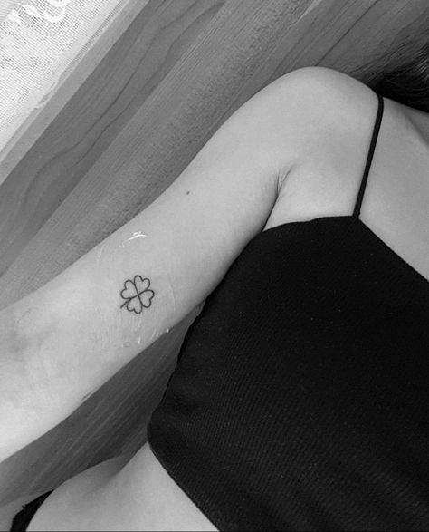 Lonely Heart Mona Kasten Fanart, Lonely Heart Mona Kasten, Four Leaf Clover Tattoo, Clover Tattoo, Luck Tattoo, Tattoo Cute, Matching Tats, Clover Tattoos, Lonely Heart