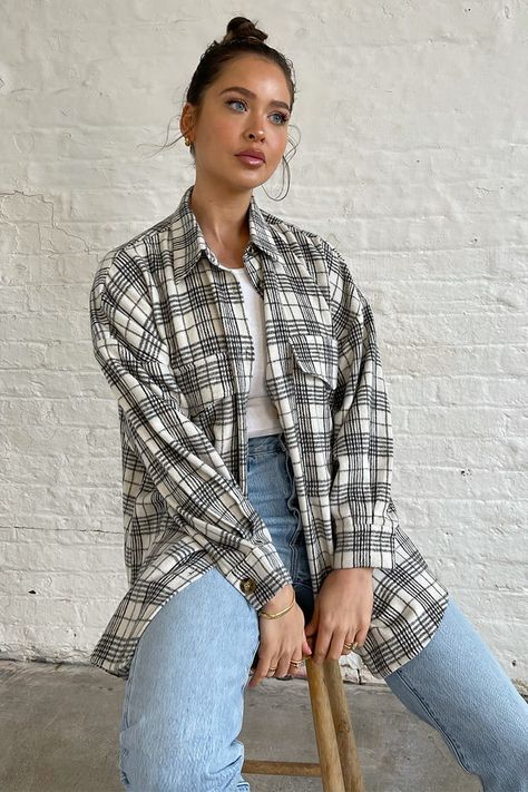 Naomi Genes Grey Oversized Check Shirt | This check shirt is so versatile, there are so many things you can pair it with, a check shirt is a great way of looking effortlessly stylish Oversized Checked Shirt Outfit, Checked Shirt Outfit Women, Check Shirt Outfit, How To Style Oversized Shirt, Naomi Genes, Checked Shirt Outfit, Oversized Checked Shirt, Oversized Shirt Outfit, Chess Shirts