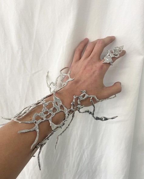 Cybercore Accessories, 3d Print Jewelry, Futuristic Inspiration, Futuristic Accessories, Ethereal Jewelry, Soldering Jewelry, Futuristic Fashion, Future Fashion, Mode Inspo