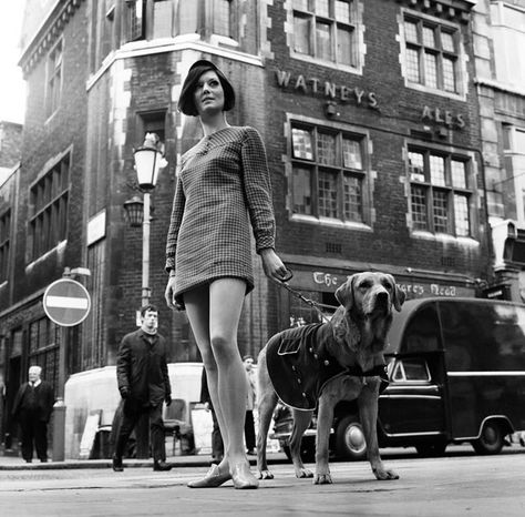 Swinging London – Black and White Photos Show What Young Londoners Wore in the 1960s. Swinging Sixties Fashion, Carnaby Street London, 1960s Models, 1960s London, Swinging London, Carnaby Street, Taking A Walk, Swinging Sixties, Sixties Fashion