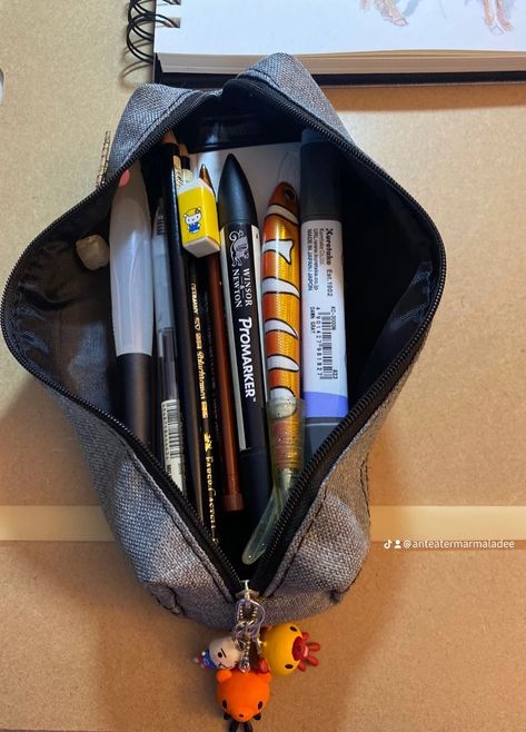 Art Pencil Case, Pencil Cases For School, Pencil Case Ideas, Pencil Case Aesthetic, Pretty School Supplies, School Pencil Case, School Bag Essentials, Inside My Bag, Study Stationery