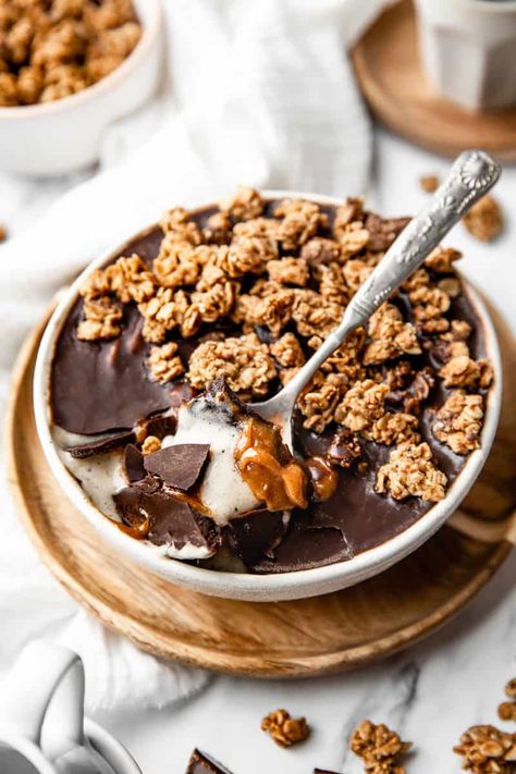 Nice Cream Recipes, Granola Bowl, Peanut Butter Caramel, Magic Chocolate, Nice Cream Recipe, Banana Nice Cream, Butter Caramel, Desserts Vegan, Healthy Treat