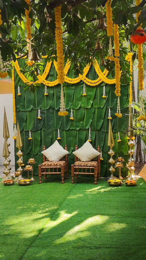 Haldi Decoration Ideas Simple, Simple Haldi Decoration Ideas, Simple Haldi Decor, Saptapadi Decoration Ideas, Banana Leaf Decor Wedding, Simple Haldi Decoration, Haldi Decoration Ideas Backdrops, Haldi Background Decoration, Haldi Stage Decoration