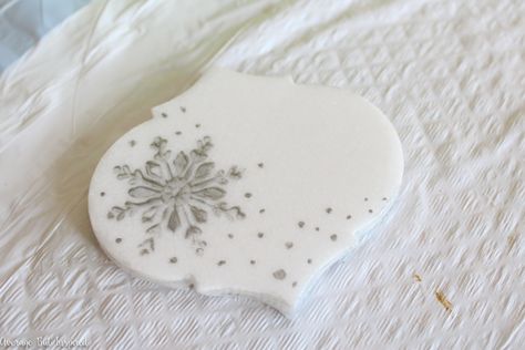 Tile Christmas Ornaments, Rustic Christmas Crafts, Tile Ornaments, Unique Xmas Gifts, Beautiful Ornaments, Tile Crafts, Handmade Christmas Crafts, Painted Christmas Ornaments, Christmas Cookies Decorated