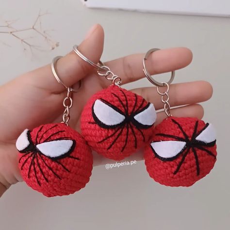 Arañitas llavero 🕸️🕸️🕸️🕸️ Mide aproximadamente: 4 cm #spiderman #amigurumi #llavero Spiderman, Amigurumi, Crochet