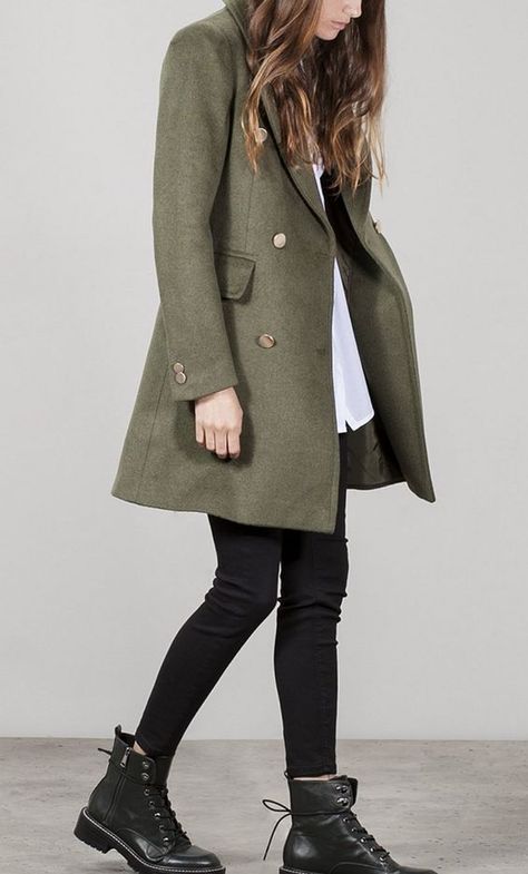 OUTFIT DEL DÍA: Mis favoritos del mes de Julio 2020 Combat Boot Outfit, Outfit Botas, Outfit Mujer, Looks Black, Trik Fotografi, Green Coat, Mode Inspiration, Winter Fashion Outfits, Looks Vintage