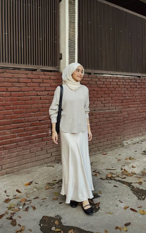 Silk Skirt Hijab Outfit, Outfit With Skirt Hijab, Satin Skirt Outfit Hijab, Hijab Skirt Outfit, Outfit Hijab Casual Rok, Tunik Hijab Style, Simple Outfits Hijab, Skirt Ootd, Satin Skirt Outfit