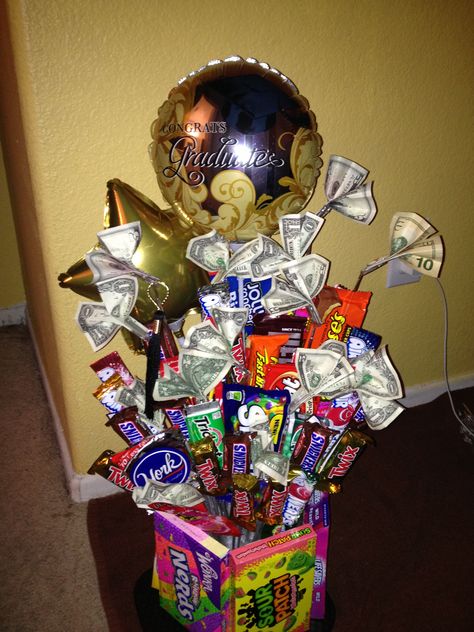 Candy and money bouquet DIY , easy and fun! Money Bouquet Ideas, 8th Grade Promotion, Money Bouquets, Money Gift Ideas, Candy Gift Baskets, Folding Money, Candy Poster, Candy Bouquet Diy, Diy Bouquet Wrap