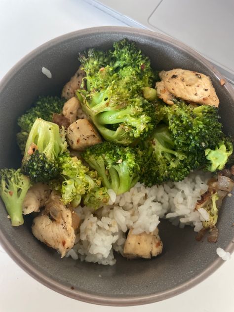 Broccoli Meal Prep, Chicken Rice Broccoli, Broccoli Meal, Rice Broccoli, Plats Healthy, Healthy Lunch Snacks, Healthy Food Menu, Chicken And Broccoli, Healthy Food Inspiration