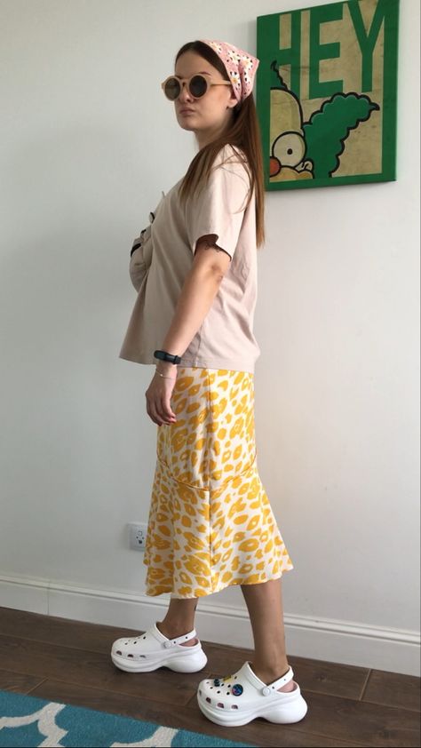 Crocs With Skirt Outfit, Crocs Clogs Outfit, Skirt With Crocs, Crocs Platform Clogs Outfit, Crocs Women Outfit, Beige Crocs Outfit, Mega Crush Crocs Outfit, Crocs Outfits Women, Crocs Style Outfits