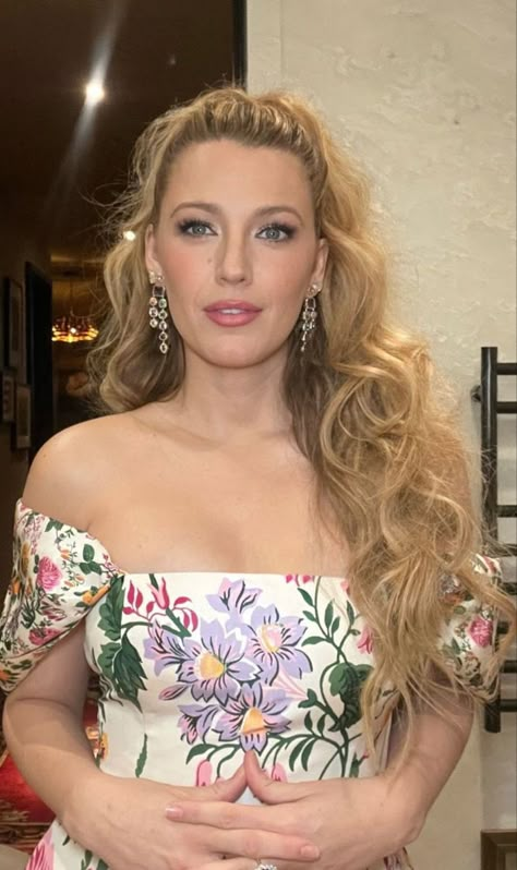 Blake Lively Hair Half Up, Blake Lively Dark Hair, Modern Half Up Half Down Hair, Blake Lively Hair, Honey Blond, Blake Lively Style, Celebrity Style Icons, Half Up Half Down Hair, Half Up Hair