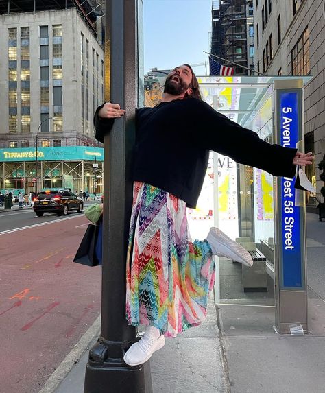 Jonathan Van Ness on Instagram: “a nice day to be outside 💗💁🏻🏳️‍🌈” Johnathan Van Ness Fashion, Jonathan Van Ness Outfits, Johnathan Van Ness, Jonathan Van Ness, Born This Way, Character Inspo, Feel Inspired, Nice Day, Outfits With Leggings