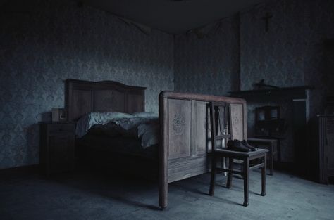 settings: the bedroom of the Crow's cottage Southern Gothic Aesthetic, The Babadook, Harry Potter Universe, Coraline Aesthetic, Lockwood And Co, Bates Motel, Penny Dreadful, Southern Gothic, Gothic Clothing