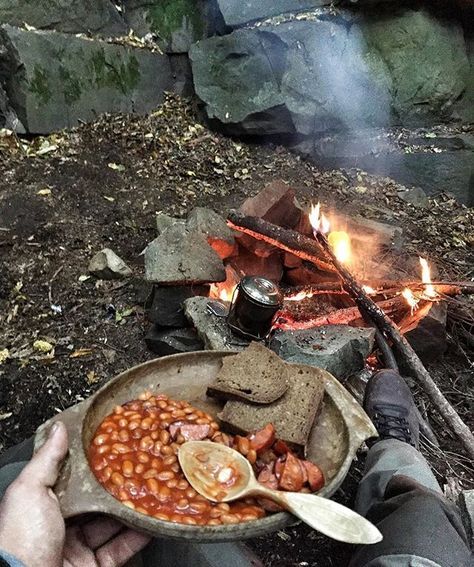 Who doesn't wants a meal among woods????? Bushcraft Cooking, Over The Fire Cooking, Open Fire Cooking, Bush Craft, Fire Food, Campfire Food, Bushcraft Camping, Fire Cooking, Campfire Cooking