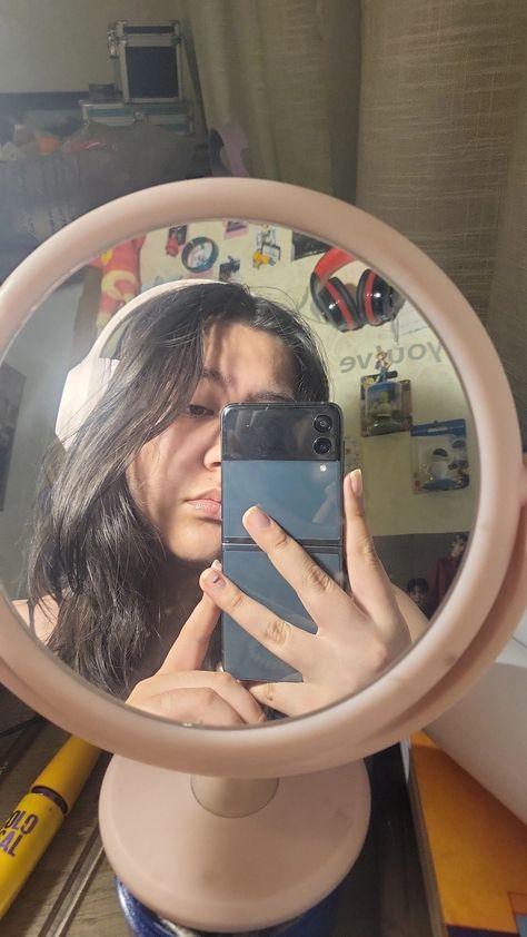 Samsung Mirror Selfie, Samsung Selfie, Girl Wearing Headphones, Iphone Mirror Selfie, Tiny Mirror, Wearing Headphones, Taking A Selfie, Z Flip 3, Girly Phone Cases