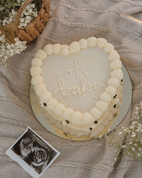 our beautiful gender reveal cake 🍃🤍 made by @sugargardensweetstx 🫶🏻 It’s A Girl Gender Announcement Ideas, Winter Gender Reveal Cake, Gender Reveal Cake Pictures, Gender Reveal White Cake, Minimalist Gender Reveal Cake, Intamite Baby Gender Reveal, Pregnancy Cake Ideas, Gender Reveal For Couple Only, Cake Gender Reveal Photoshoot